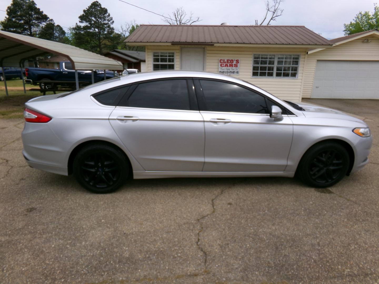 2016 Silver /Black Ford Fusion SE (3PA6P0H72GR) with an 2.5L engine, automatic transmission, located at 401 First NE, Bearden, AR, 71720, (870) 687-3414, 33.726528, -92.611519 - Photo#20